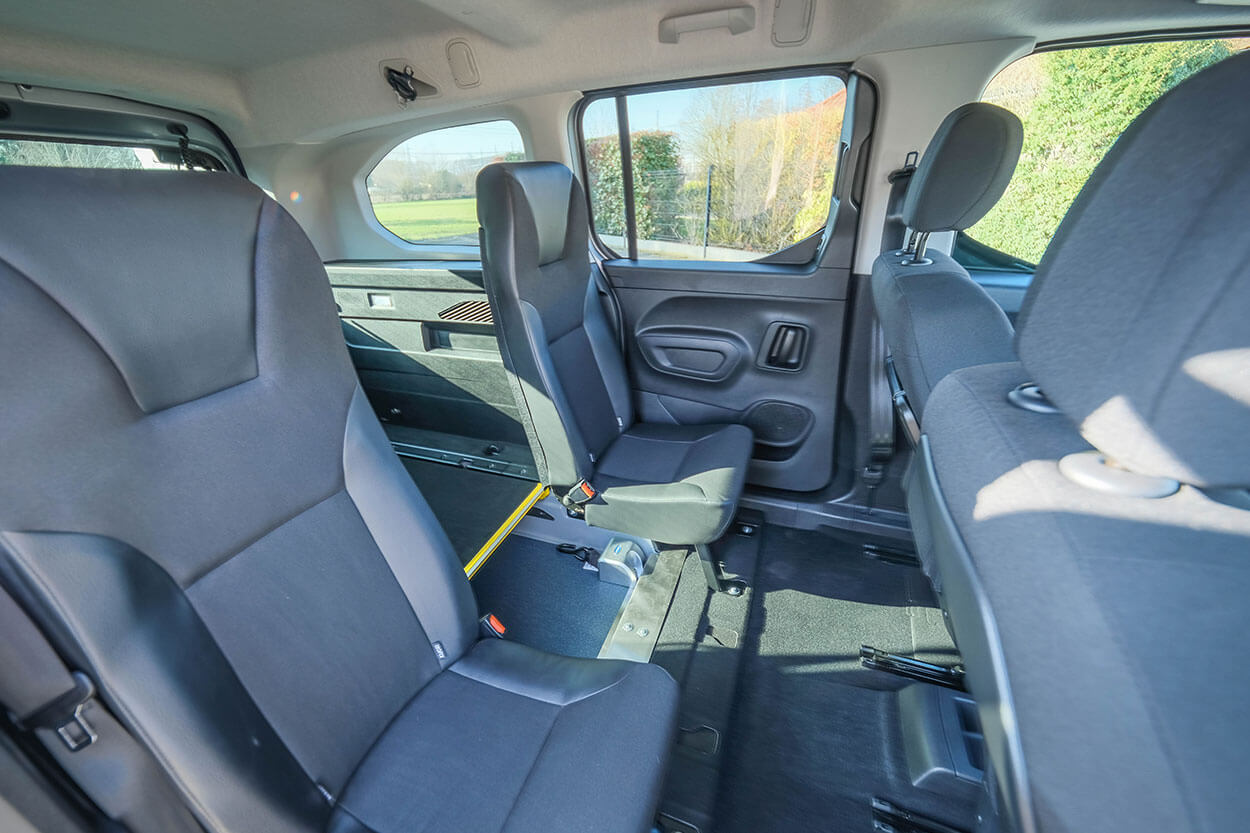 Les sièges arrière de cette voiture accessible sont fixes et confortables