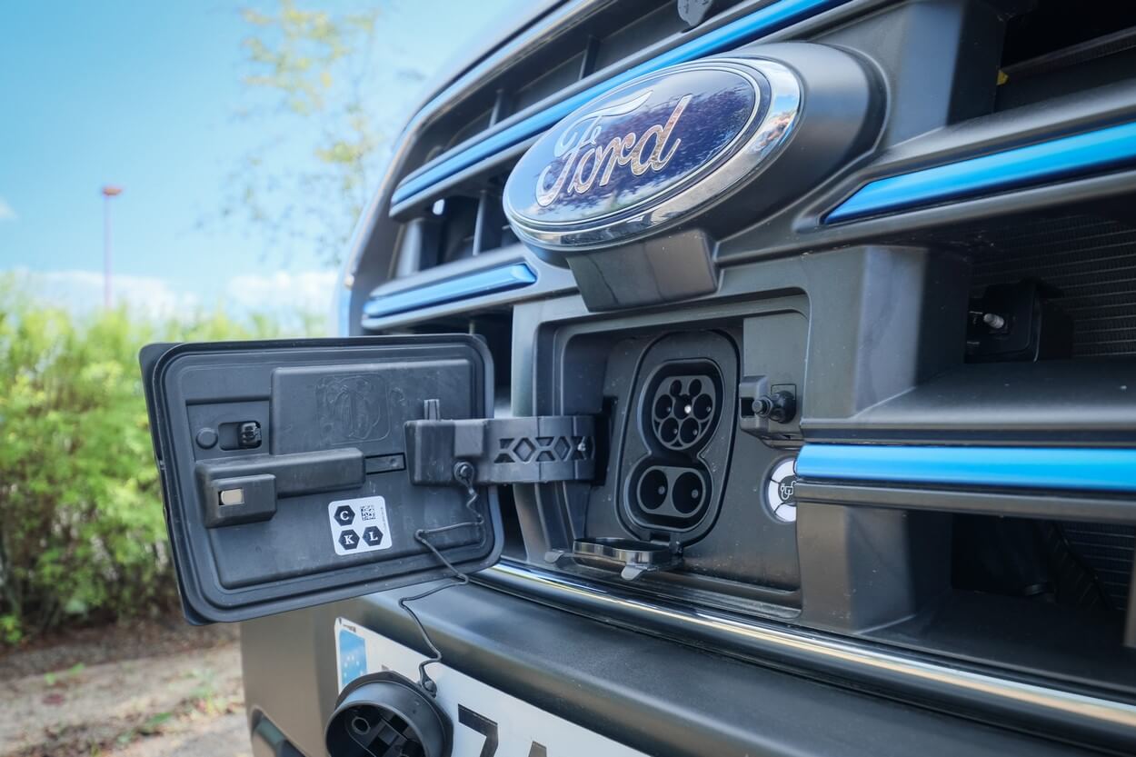 La prise électrique du Ford E-Transit L3H3 TPMR Triflex Easy est montée sur la calandre pour un accès facilité