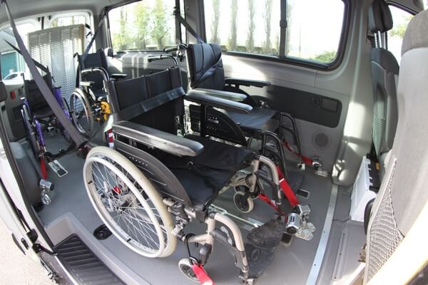 Les passagers en fauteuil roulant voyagent confortablement et en toute sécurité