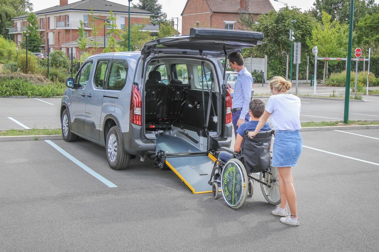 Le Peugeot Rifter Maxi HappyAccess peut accueillir jusqu&#039;à 5 passagers assis et 1 personne en situation de handicap