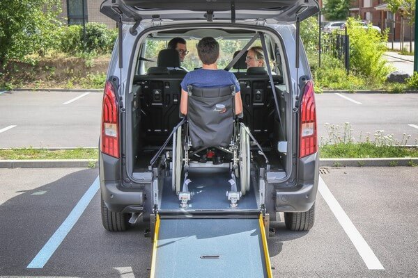 Sécurité et confort : les maîtres-mots à bord du Peugeot Rifter Maxi aménagé handicap