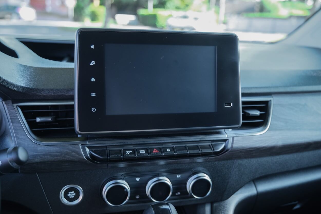 Un écran multimédia 8&#039;&#039; vous permet de suivre votre itinéraire grâce au GPS intégré ou à Android Auto et Apple CarPlay en réplication sans fil