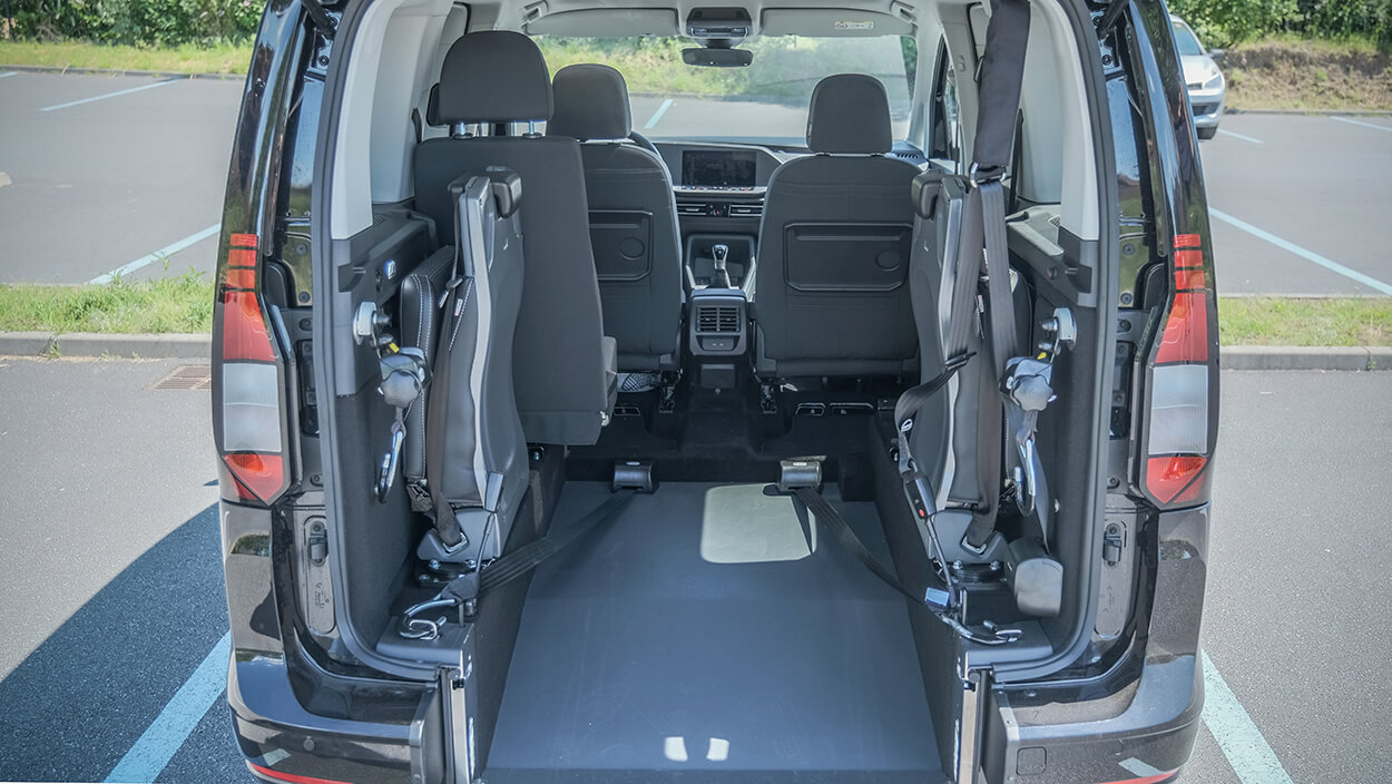 Le Caddy TPMR Xtra offre un emplacement large et profond pour une personne en fauteuil roulant
