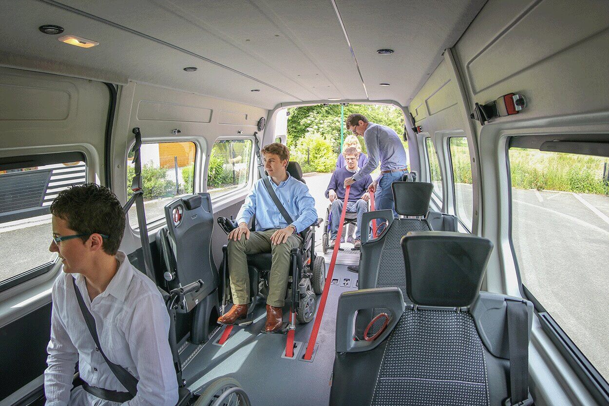 Personnes handicapées et personnes valides peuvent être transportées en même temps dans ce minibus ultra modulable à louer