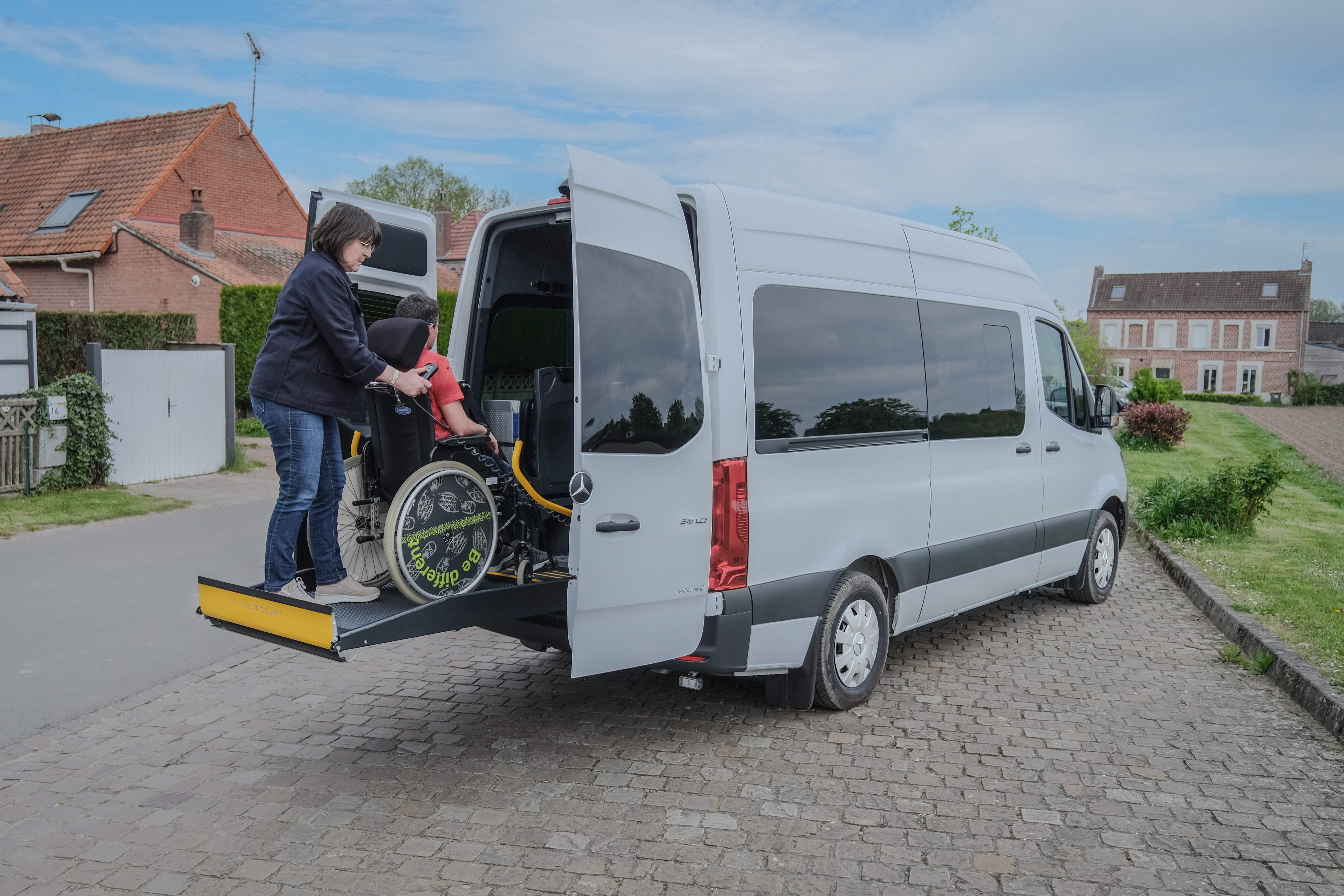 La plateforme élévatrice permet de monter et descendre les passagers en fauteuil roulant plus facilement et en toute sécurité
