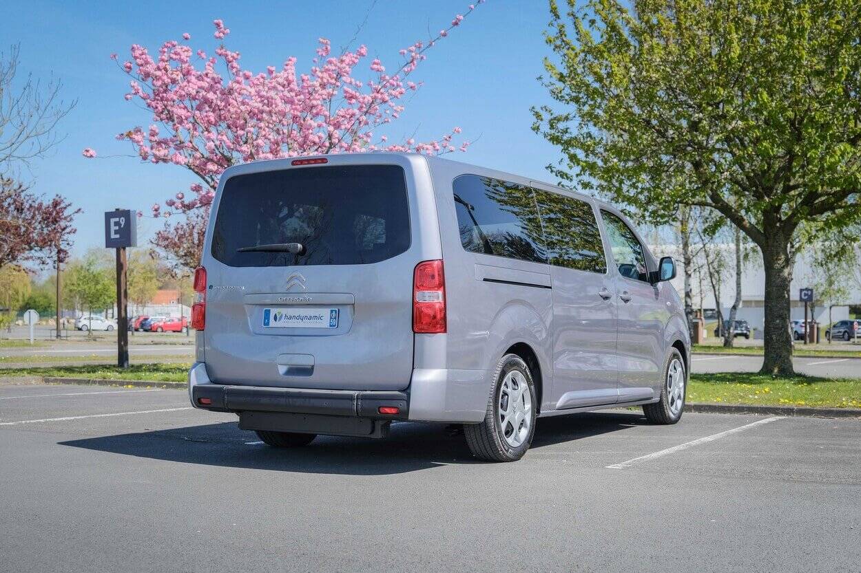 L'aménagement TPMR se fait particulièrement discret sur ce Citroën ë-SpaceTourer rallongé