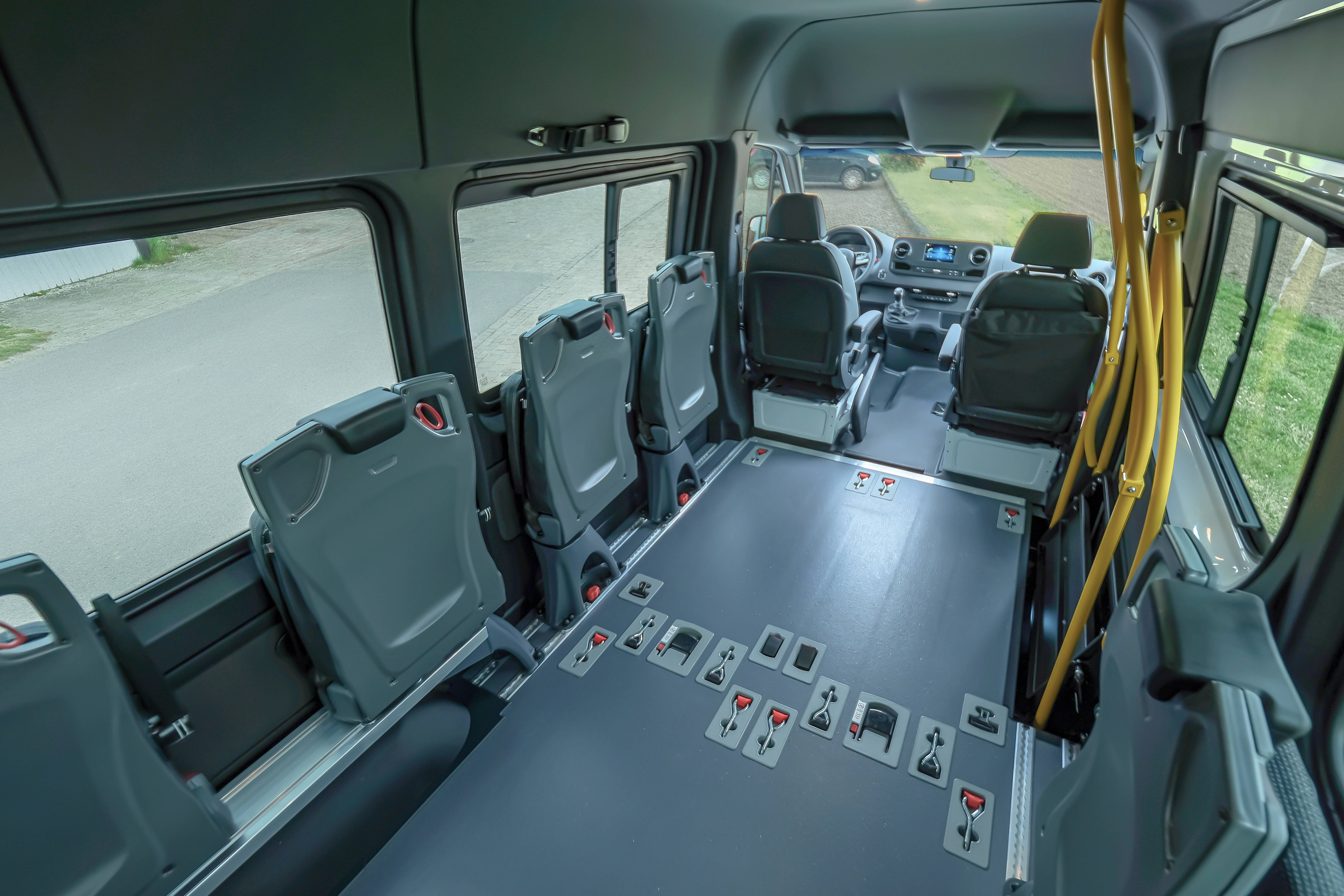 Ce grand espace polyvalent vous permet de transporter jusu'à 4 passagers handicapés en fauteuil roulant