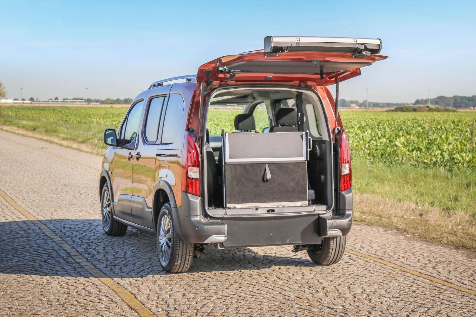 La rampe HappyAccess sur ce Peugeot Rifter est en 2 volets pour une meilleur visibilité de la lunette arrière