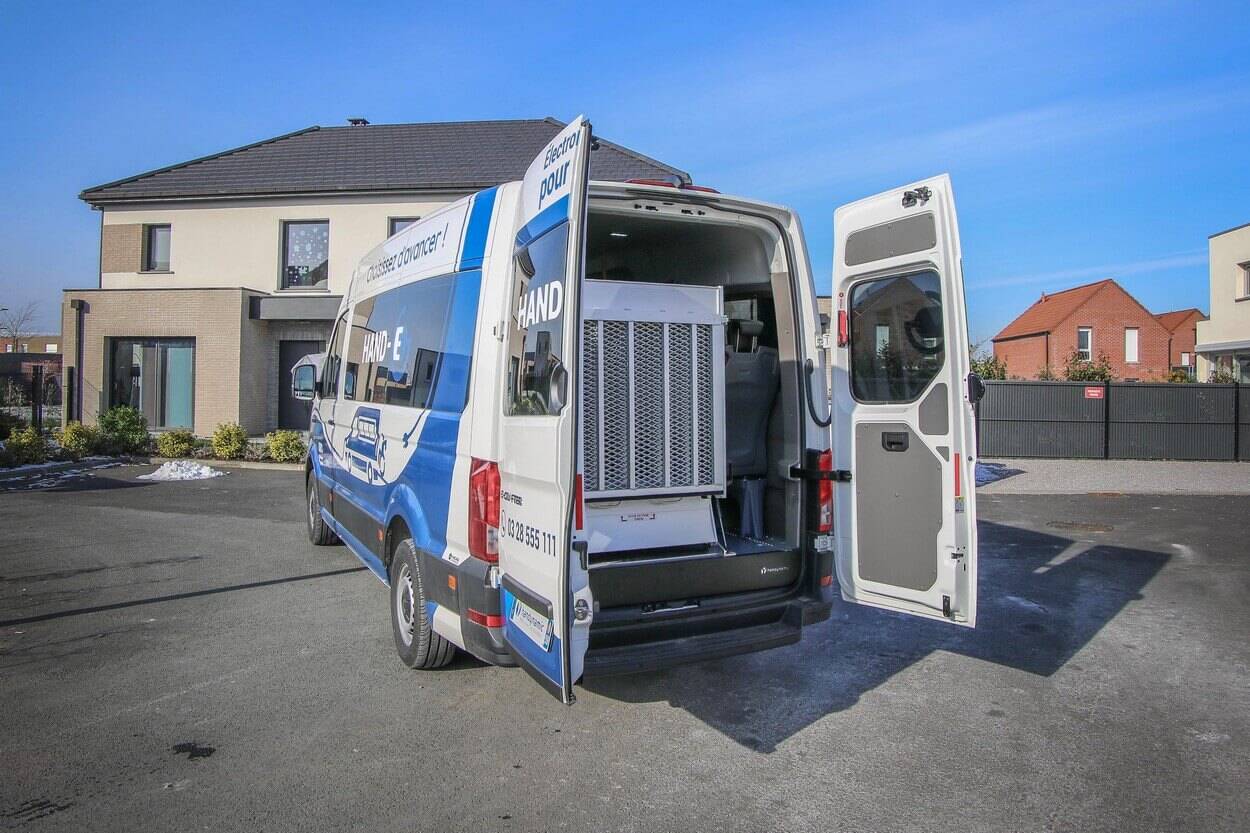 Pour l'accès des passagers en fauteuil roulant, ce minibus TPMR électrique dispose d'une rampe manuelle en 3 volets