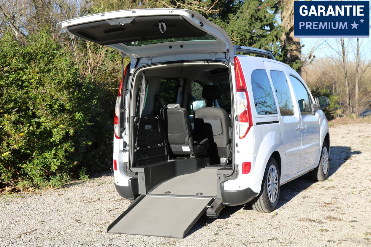 Renault Kangoo Intens avec abaissement pneumatique afin de faciliter l&#039;accès à une personne en fauteuil roulant par la rampe en 1 volet