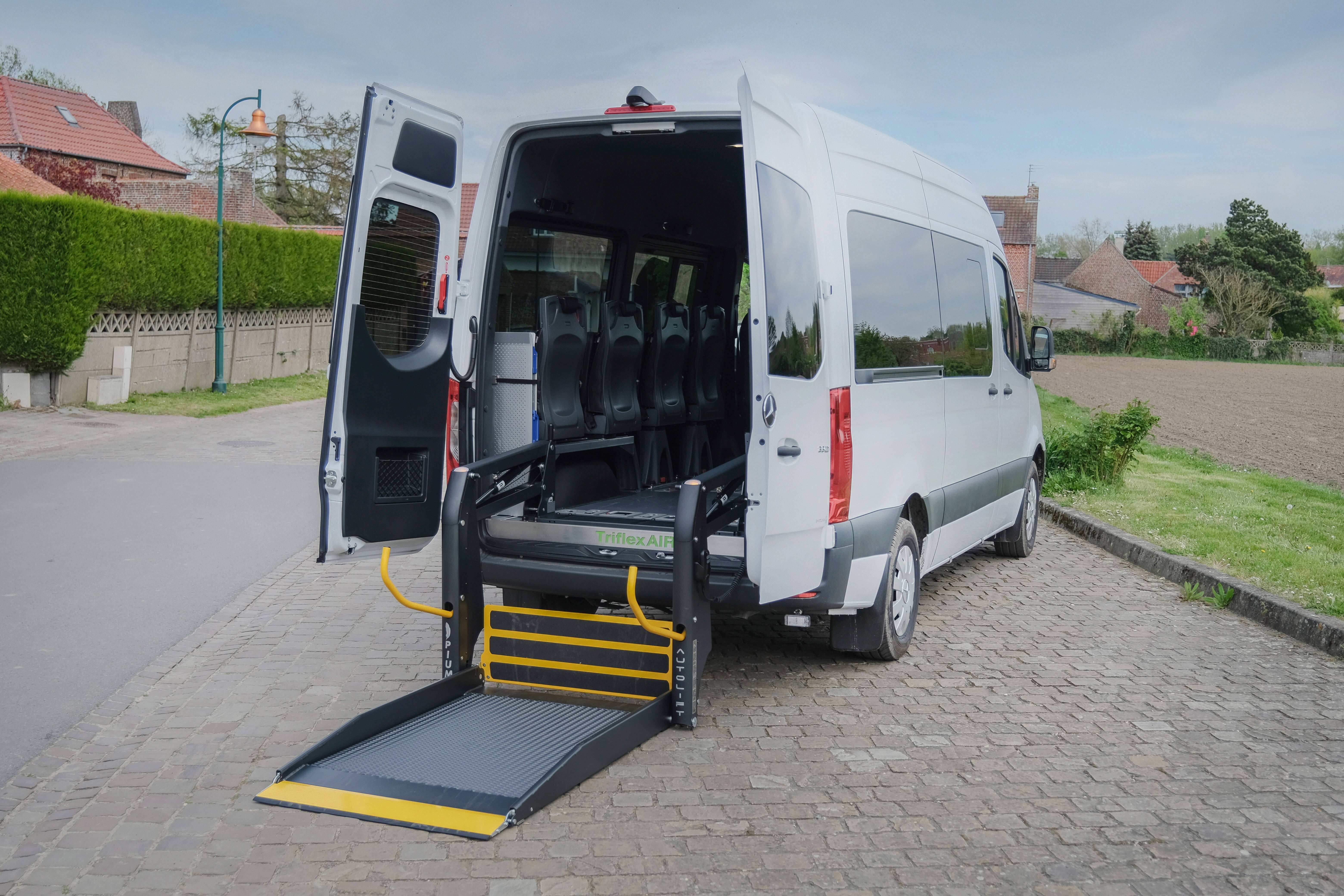 La plateforme élévatrice est un choix pertinent si vous transportez régulièrement des passagers en fauteuil roulant manuel La plateforme élévatrice est un choix pertinent si vous transportez régulièrement des passagers en fauteuil roulant manuel