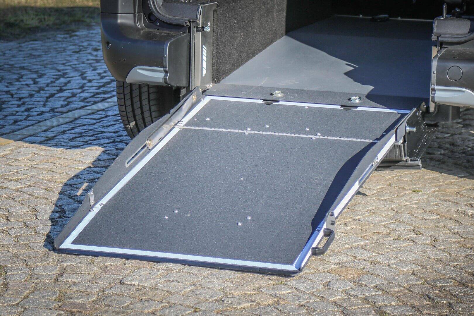 La rampe HappyAccess est manuelle, légère et simple à manipuler sur ce Peugeot Rifter
