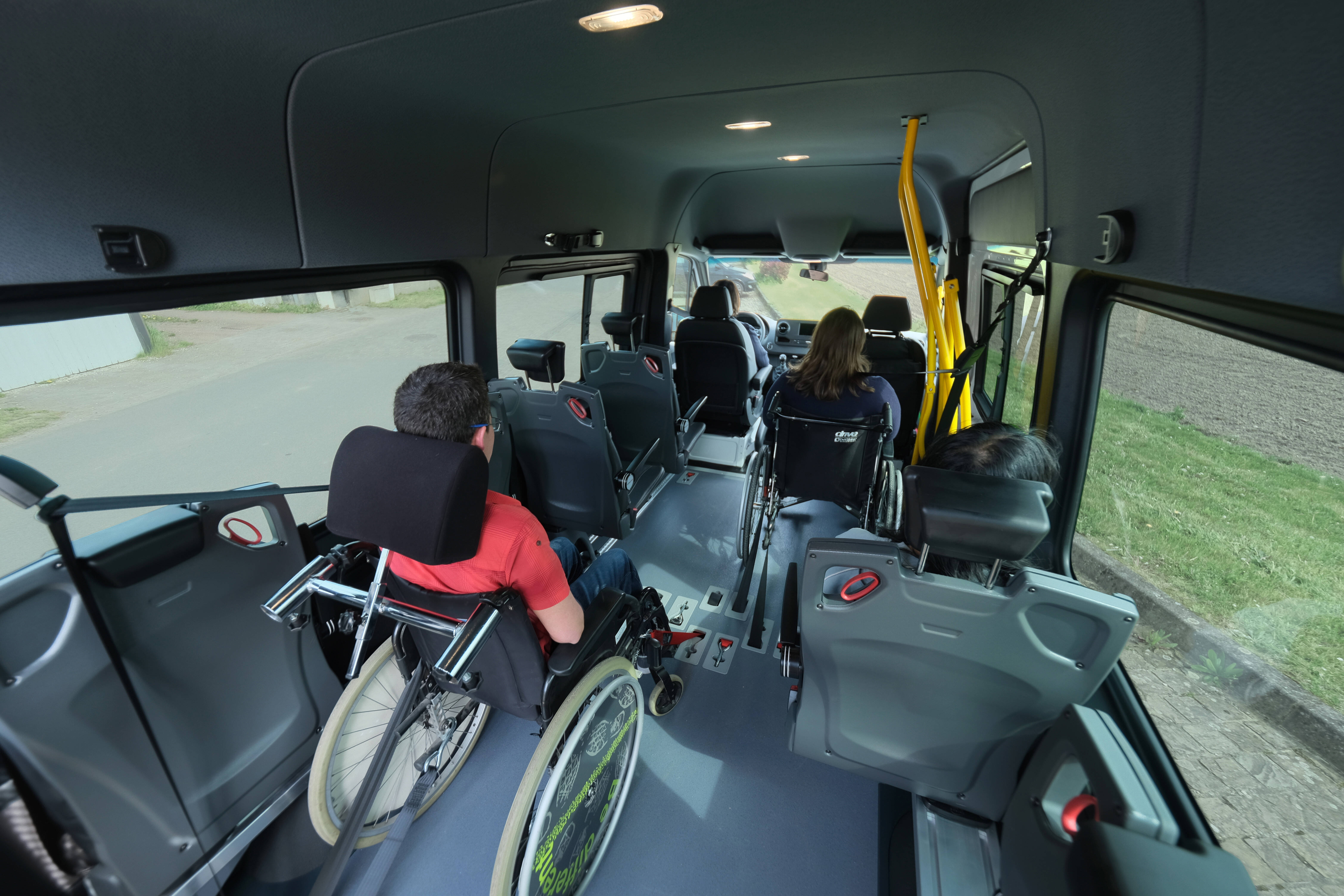 48 : Avec sa largeur importante, le Sprinter 37S Triflex Easy offre un très bon confort de voyage à vos passagers à mobilité réduite