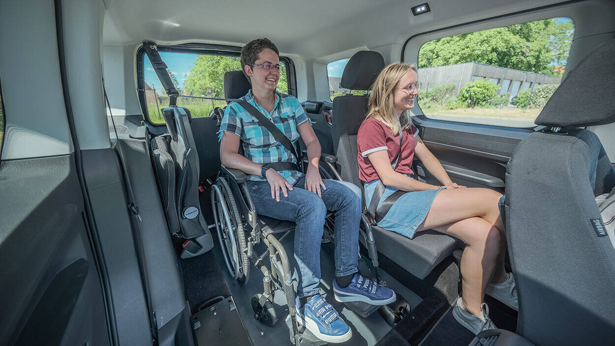 Le passager à mobilité réduite voyage à proximité du passager arrière pour plus de convivialité