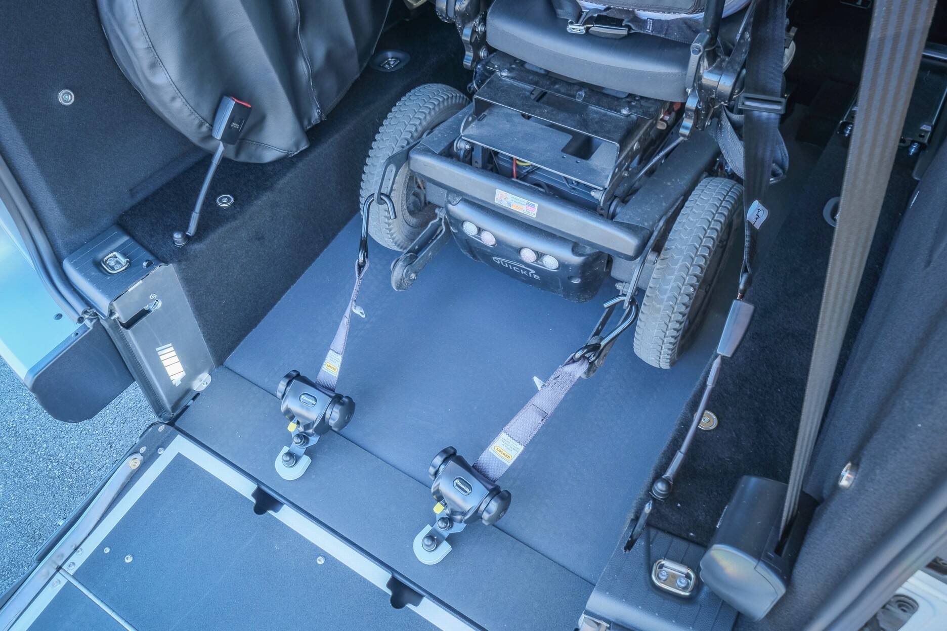 La sécurité du passager en fauteuil roulant est assurée par un kit d'arrimage complet crash-testé et homologué