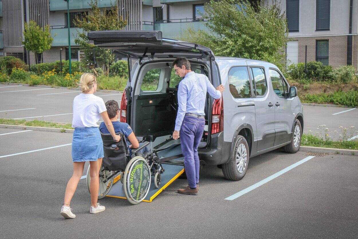La pente raisonnable de la rampe permet de limiter les efforts de l'accompagnant pour l'installation du passager à mobilité réduite