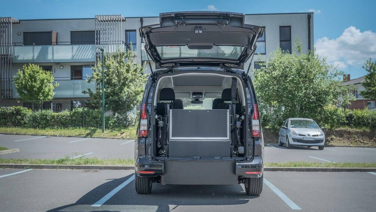 L'aménagement TPMR de ce Caddy dispose d'une rampe manuelle repliable en deux volets