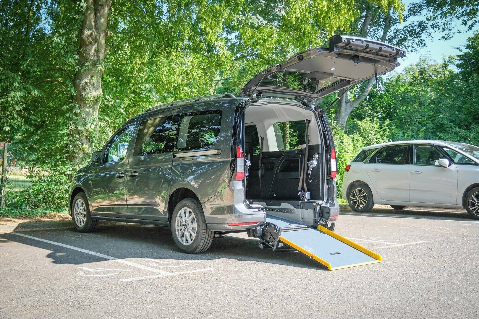 Pratique et facilement manipulable, découvrez la rampe HappyAccess sur ce Ford Grand Tourneo Connect