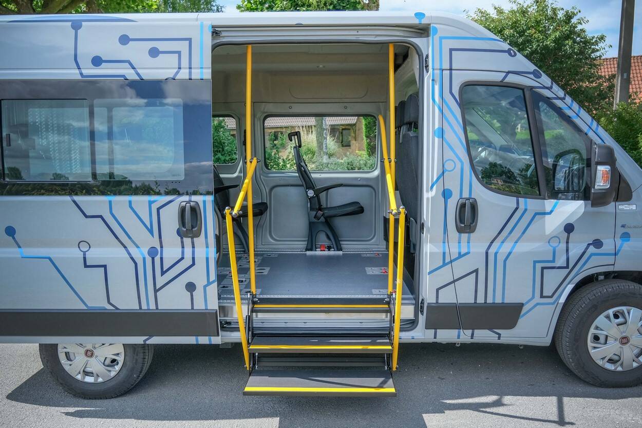 Le Fiat E-Ducato TPLR Triflex Easy est équipé du marchepied innovant Step by Step en porte latérale