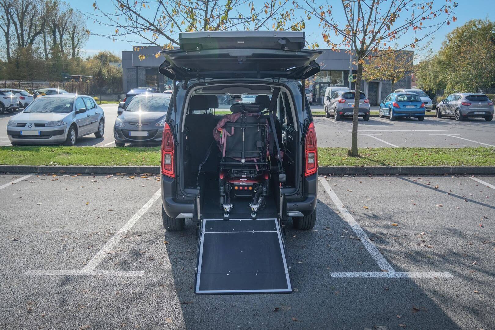 Découvrez le décaissement extra large du Berlingo TPMR qui permet d'accueillir tous types de fauteuil roulant ! Découvrez le décaissement extra large du Berlingo TPMR qui permet d'accueillir tous types de fauteuil roulant !