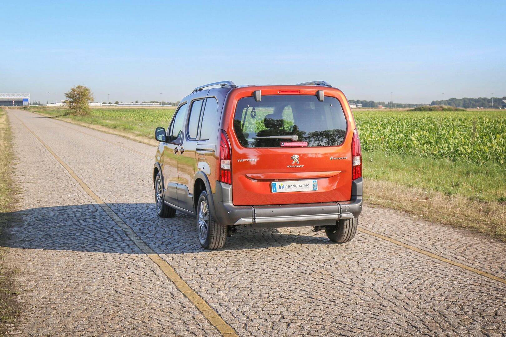 Louez un Peugeot Rifter aménagé handicap chez Handynamic pour vous déplacer en toute autonomie