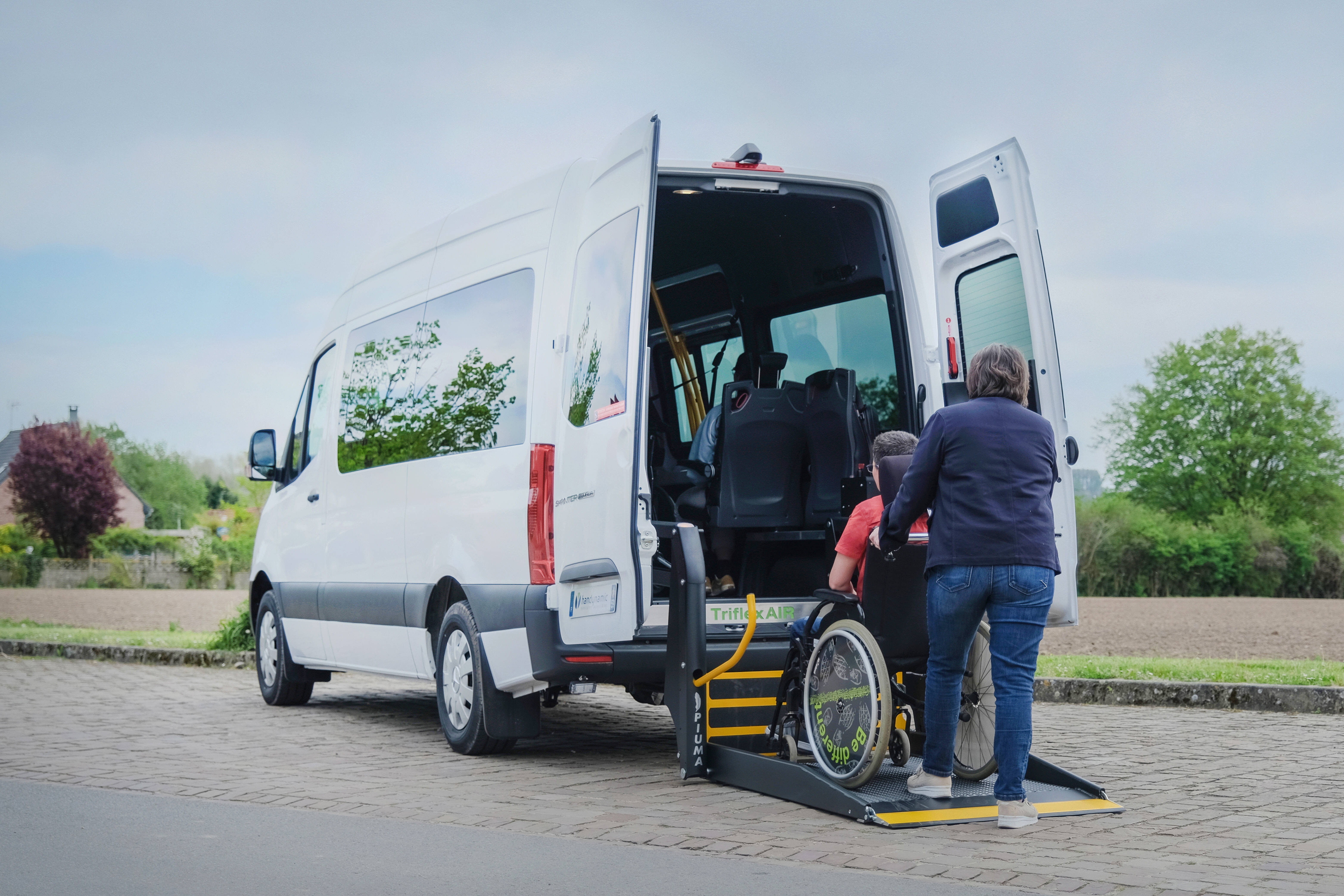 Equipé d'une plateforme élévatrice à l'arrière, le Sprinter TPMR 37S Triflex Easy se montre pratique au quotidien !