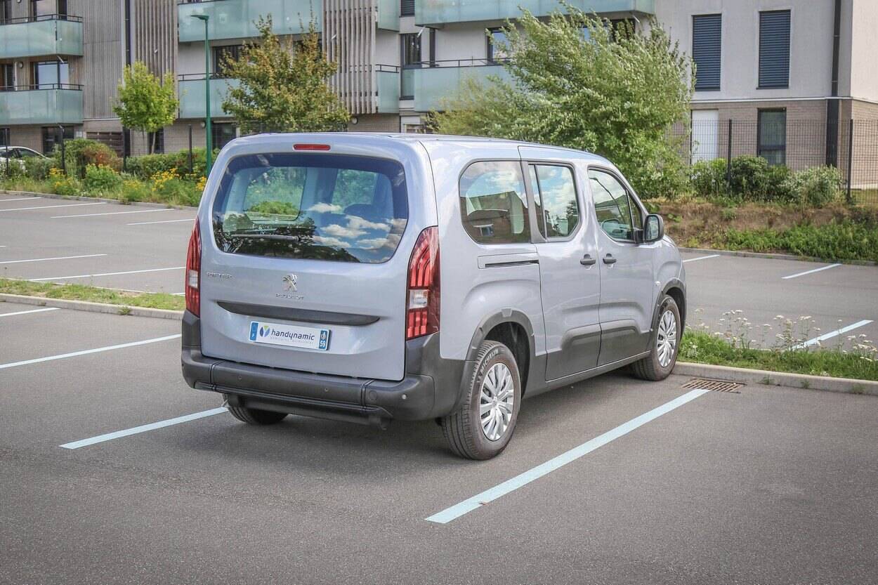 Le Peugeot Rifter est ici présenté dans sa version rallongée, pour plus d'accessibilité