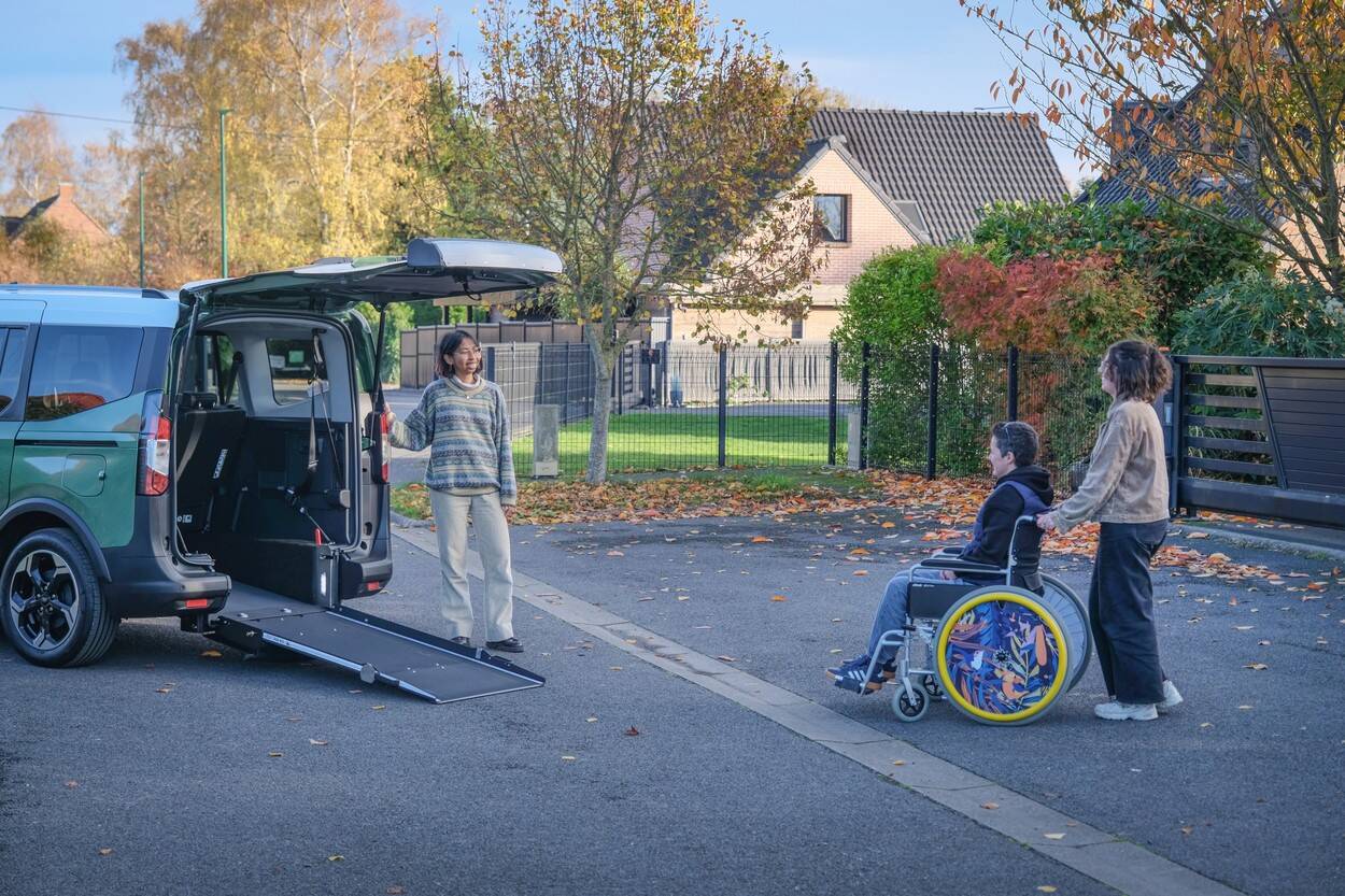 Le Ford Tourneo Courier permet d'accueillir une personne en fauteuil roulant 