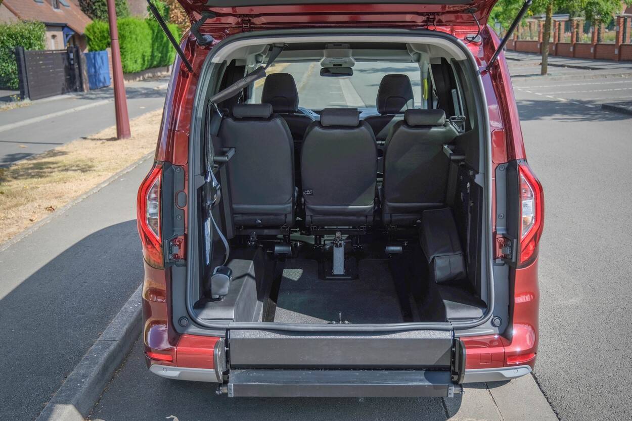 L'ouverture du hayon laisse apparaitre un bel espace, accessible directement pour y charger des bagages ou des courses, sans être géné par la rampe...