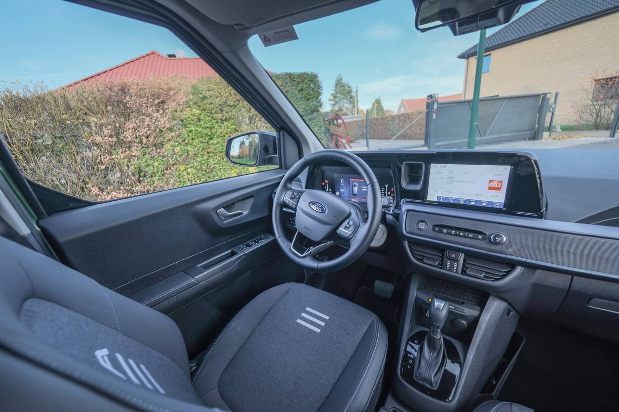 Le poste de conduite du Ford Tourneo Courier est très bien équipé (équipements variables selon finition choisie)