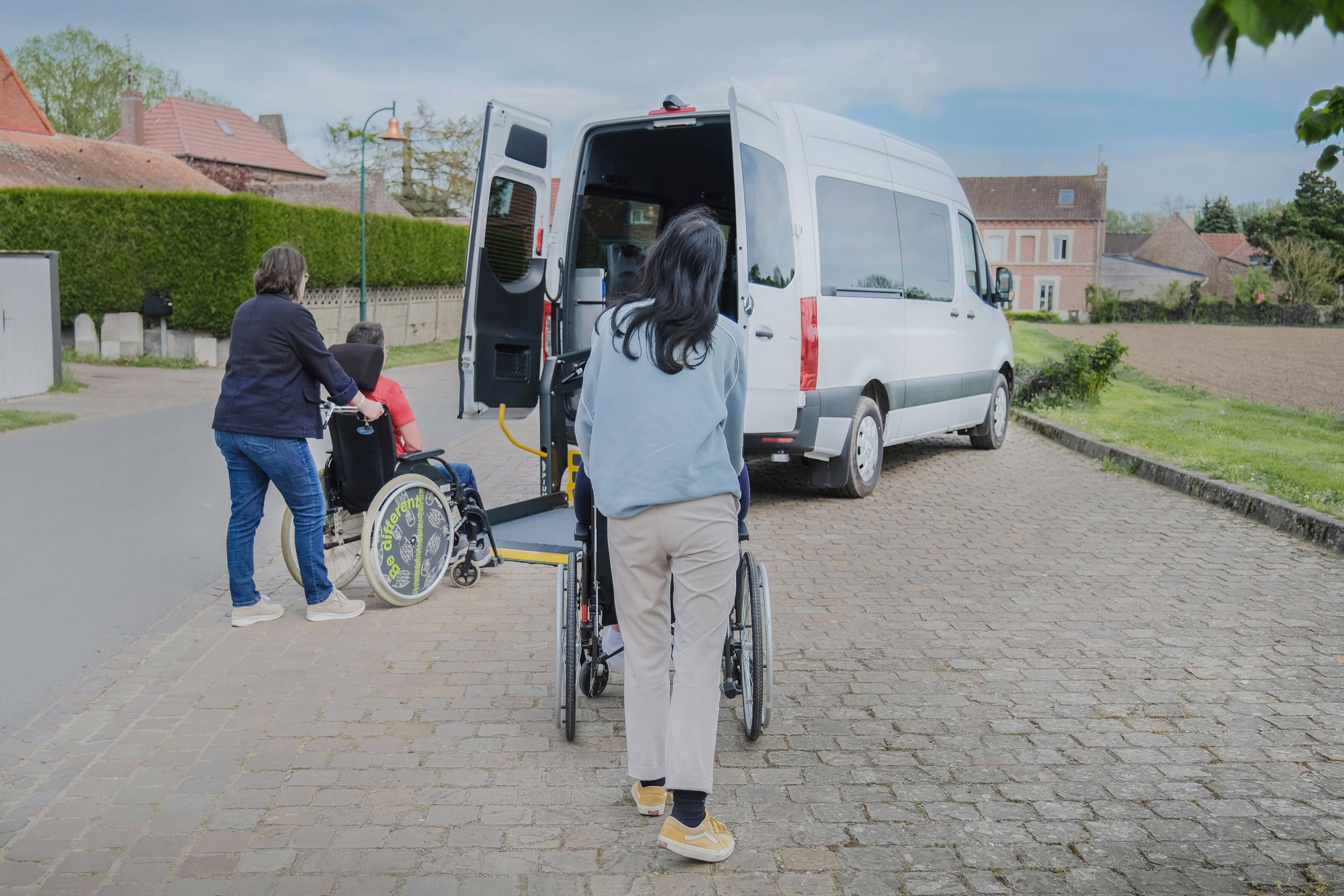 Montez facilement vos passagers en fauteuil roulant manuel à bord à l'aide de la plateforme élévatrice.