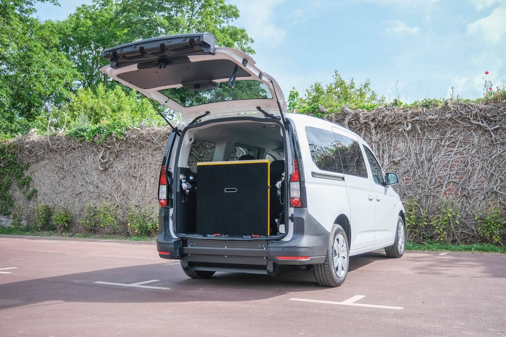Le Volkswagen Caddy Maxi possède une rampe en 1 volet très maniable