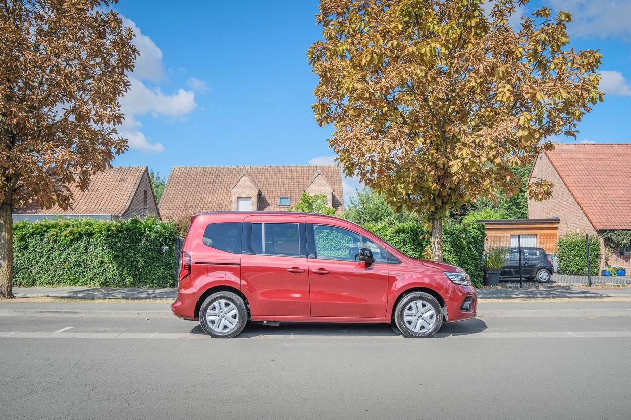 Le gabarit du nouveau Kangoo reste tout à fait raisonnable pour faciliter les manoeuvres et la circulation en ville.