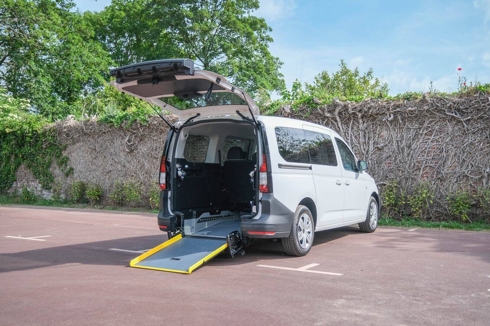 Pratique, la rampe du Volkswagen Caddy Maxi se déplie et se replie facilement