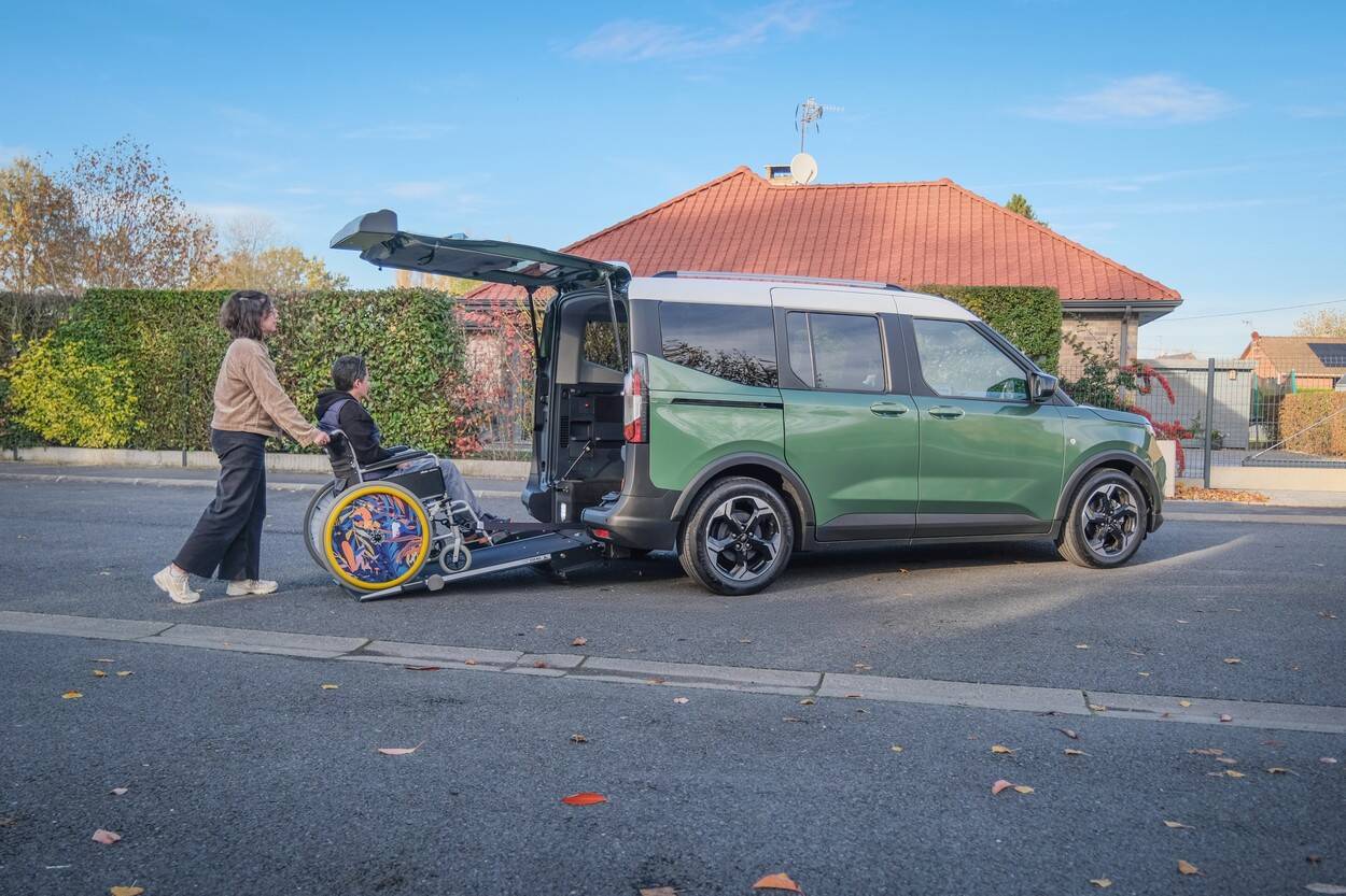 L'accès arrière est facilité par une rampe manuelle repliable en deux volets