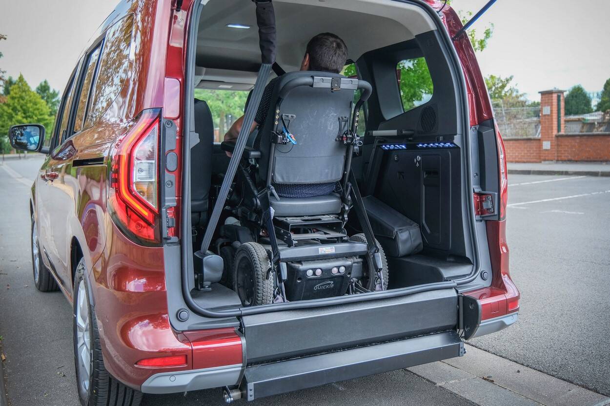 La personne en fauteuil roulant profite d'un emplacement confortable et spacieux.