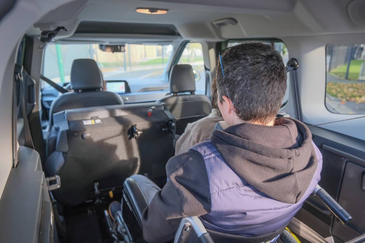 Le passager en fauteuil roulant bénéficie d'une belle visibilité vers l'extérieur grâce aux larges vitres latérales