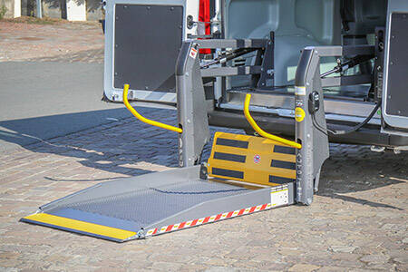Optez pour un hayon élévateur sur le E-Ducato pour faciliter l'installation des passagers en fauteuil roulant manuel Optez pour un hayon élévateur sur le E-Ducato pour faciliter l'installation des passagers en fauteuil roulant manuel