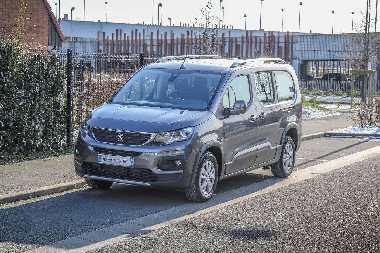 Découvrez le Peugeot Rifter TPMR Maxi Family et ses 6 places assises ou 4 et 1 emplacement pour une personne en fauteuil roulant