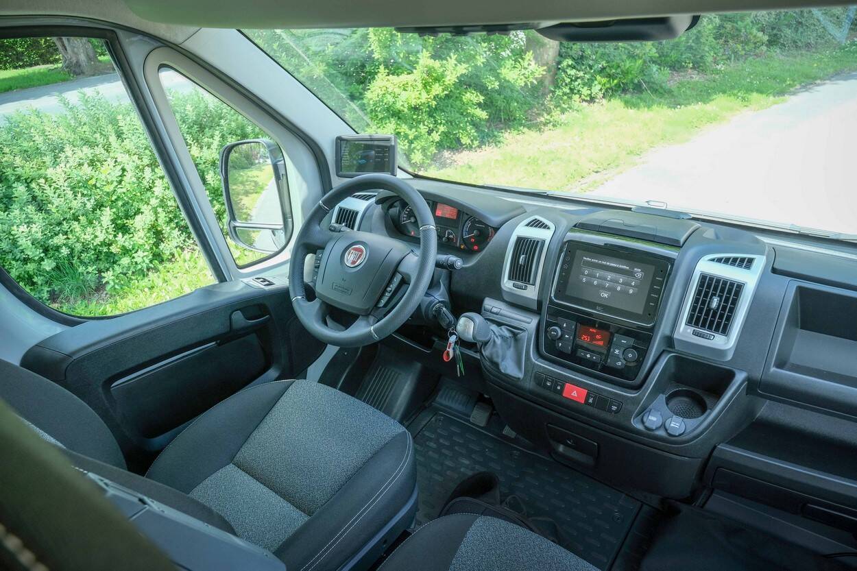 Le tableau de bord du E-Ducato ressemble à sy méprendre à celui de la version thermique de ce minibus