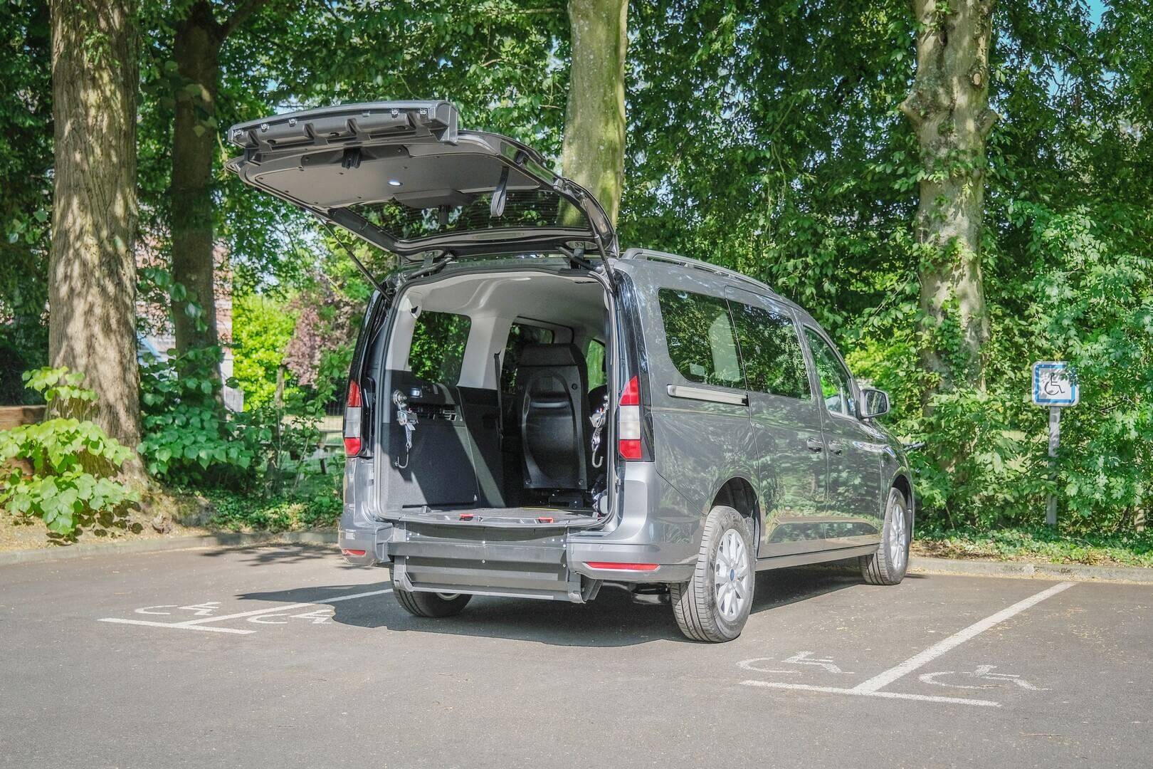 La rampe HappyAccess du Ford Grand Tourneo Connect se rabat en plancher plat pour disposer d'un espace de chargement supplémentaire en l'absence de votre passager à mobilité réduite