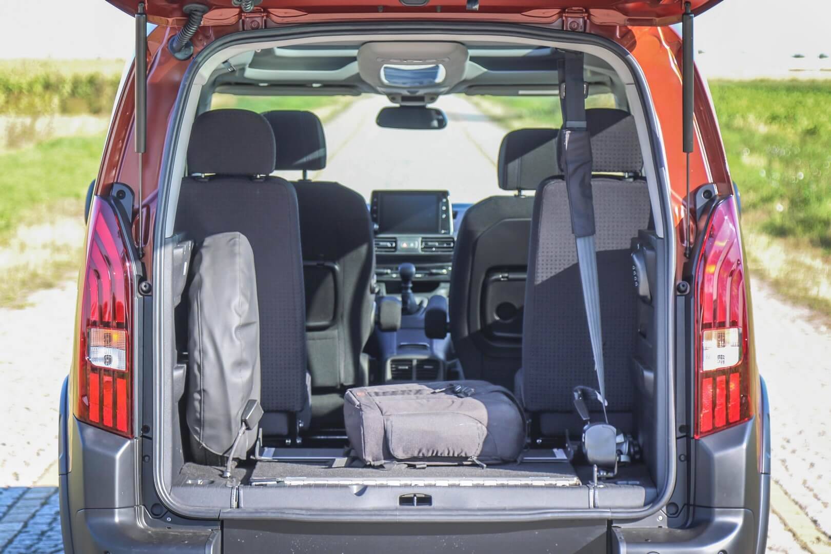 Grâce à la fonctionnalité "HappyAccess" de la rampe, cette dernière se replie en plancher plat et vous offre un espace de chargement supplémentaire en l'absence de votre passager en fauteuil roulant
