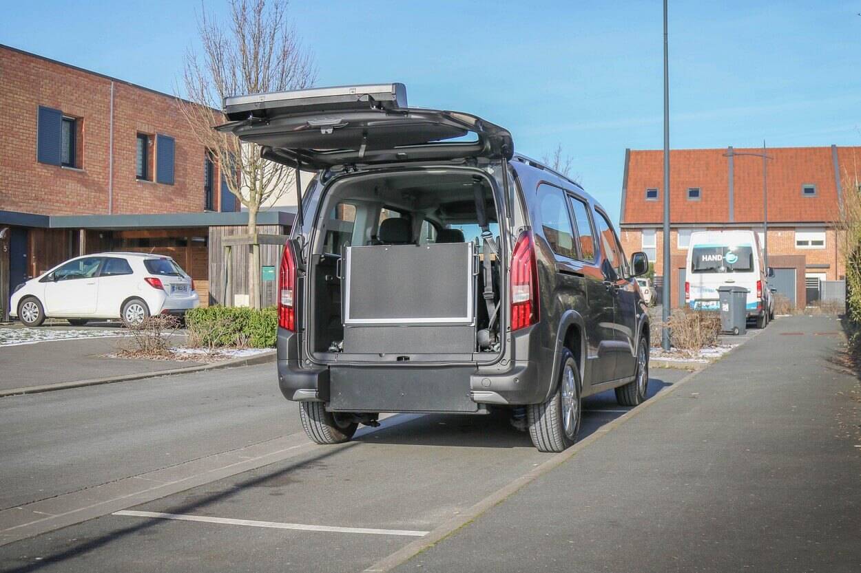 Le Rifter TPMR Maxi Family est équipé d'une rampe manuelle repliable en deux volets