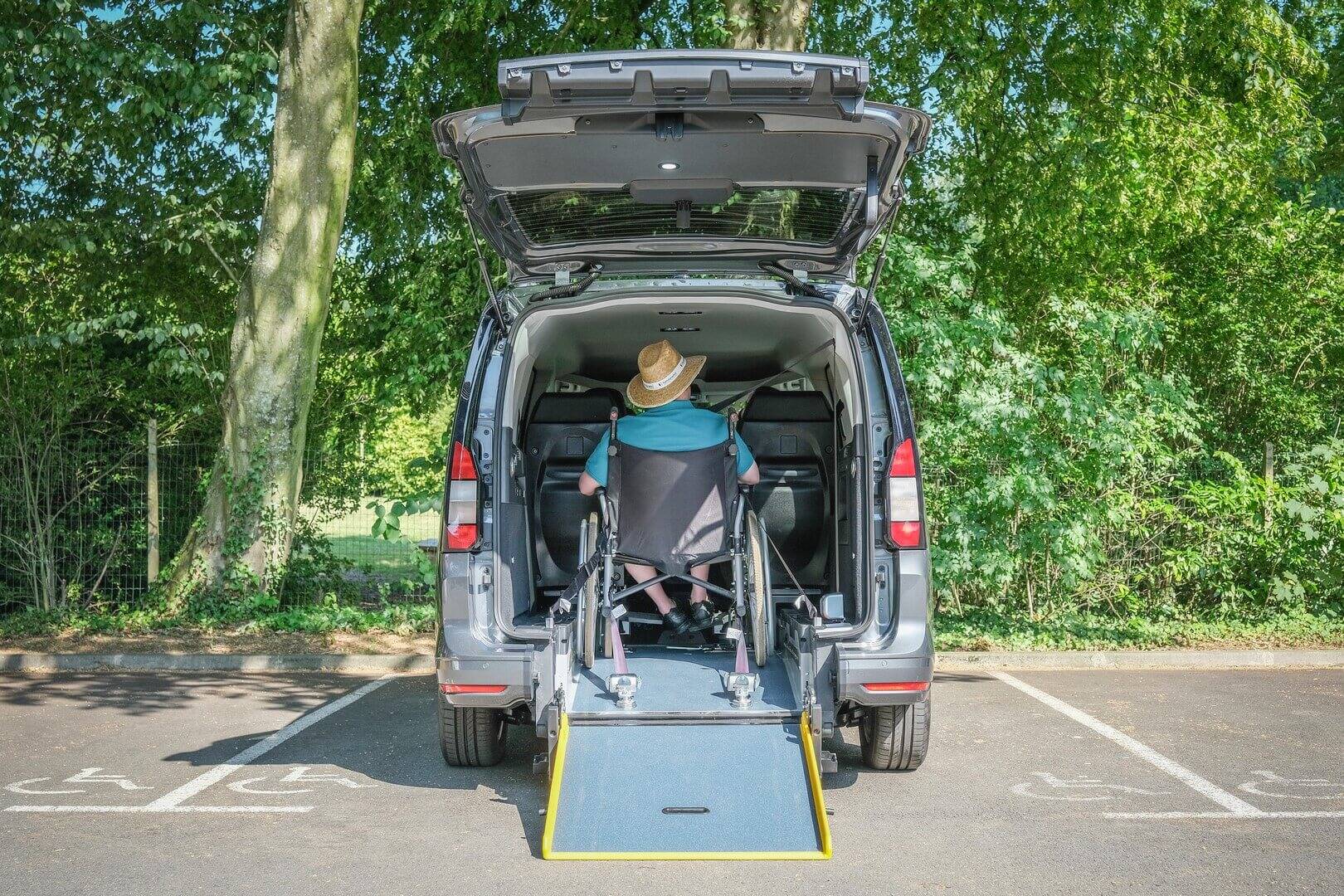 La passager en fauteuil roulant voyage proche du rang 2 pour des trajets conviviaux au sein de ce Ford Grand Tourneo Connect