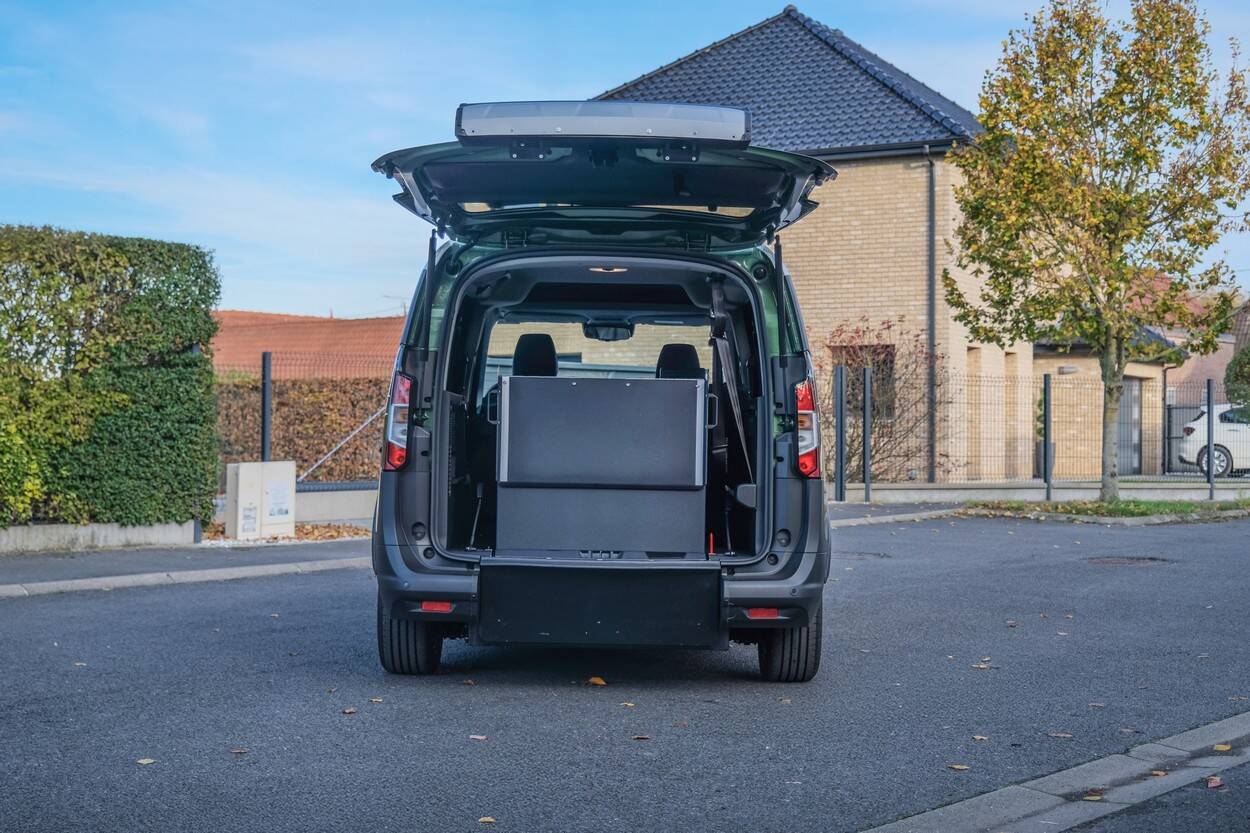 La rampe en 2 volets permet de conserver la visibilité vers l'arrière lorsque le passager n'est pas à bord