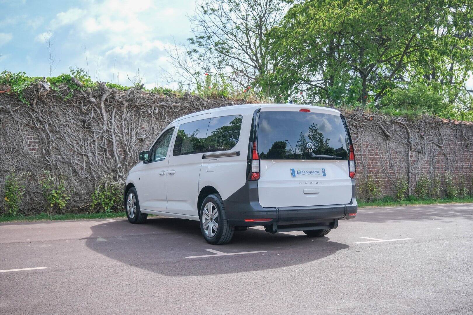 Parfait pour se déplacer en ville comme à la campagne, louez un Volkswagen Caddy Maxi
