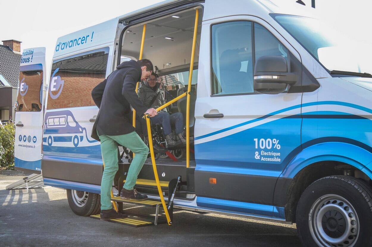 Ce marchepied Step by Step offre 3 marches à hauteur réglementaire et des poignées pour sécuriser au maximum l'accès des passagers en porte latérale.