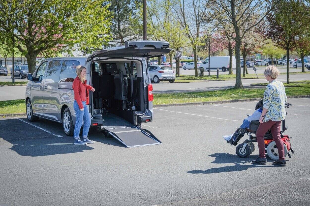 Avec son aménagement TPMR, le Citroën ë-SpaceTourer peut accueillir un passager à mobilité réduite, en fauteuil manuel ou électrique