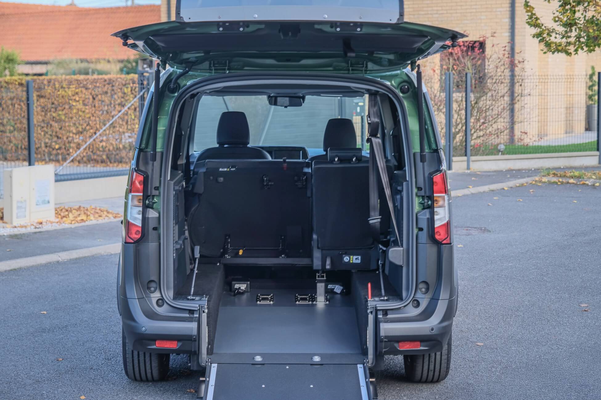 Repliez la partie 2/3 de la banquette pour disposer de l'emplacement dédié à votre proche en fauteuil roulant