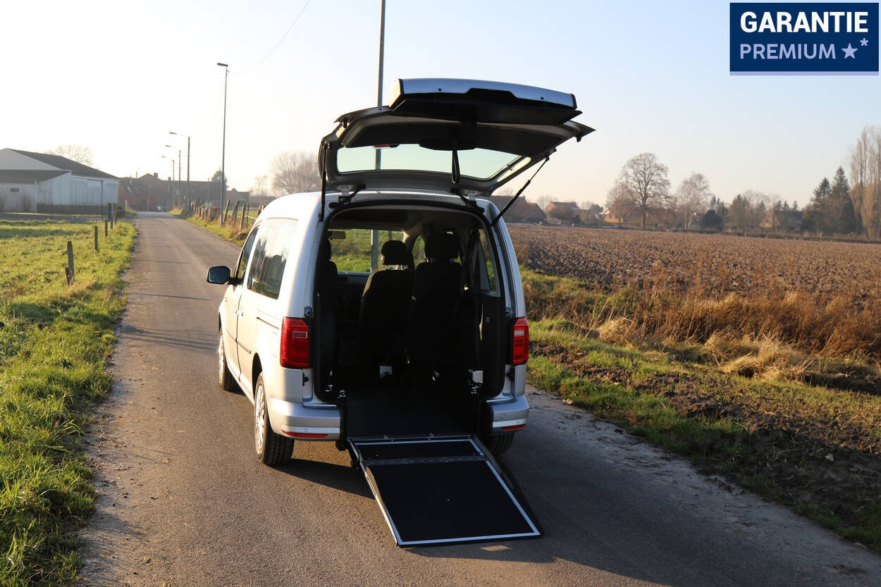 Volkswagen Caddy Trendline d'occasion avec aménagement handicap et dont la rampe d'accès se replie sur le décaissement lorsque la personne handicapée en fauteuil roulant n'est pas à bord !